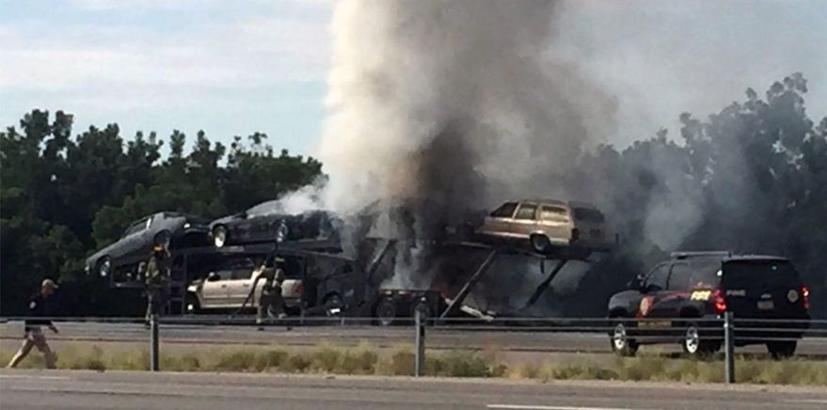 Khói bốc lên nghi ngút khi 4 chiếc xe gặp tai nạn trên đường.