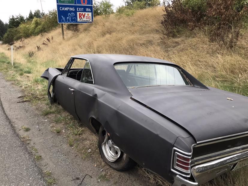 Chevy Chevelle nằm bên vệ đường sau khi tụt khỏi xe đầu kéo.