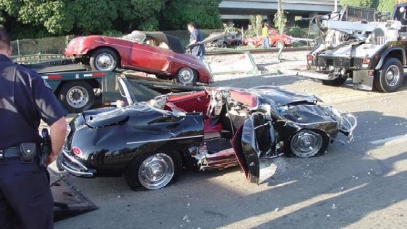 Nhiều chiếc Porsche đã hư hỏng nghiêm trọng sau va chạm với xe lửa.