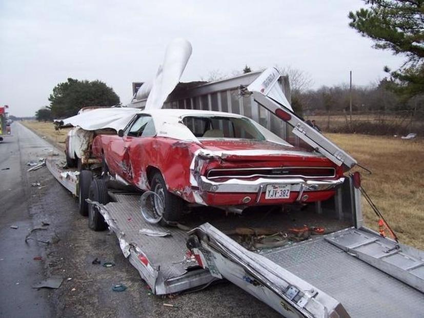 Thùng xe không bảo vệ được Dodge Charger trước một vụ va chạm kinh hoàng.