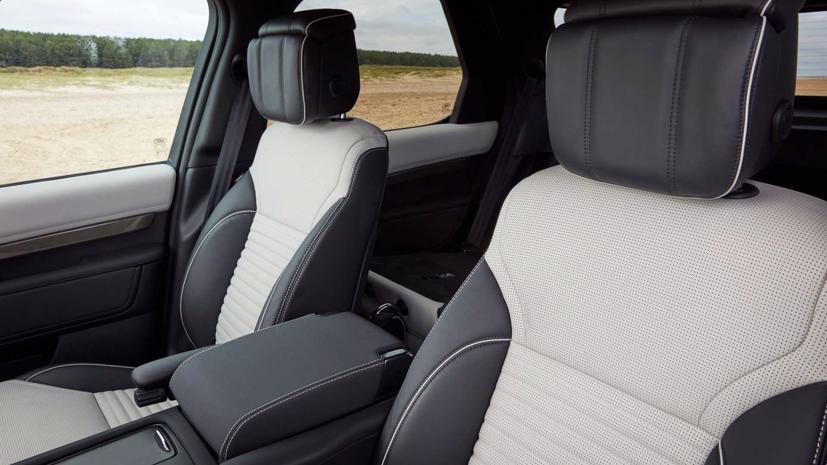 Hàng ghế sau êm ái hơn.