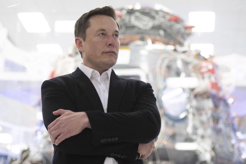 Elon Musk ngẩng cao đầu trước các đối thủ trong ngành sản xuất ô tô. Ảnh: Getty Images.
