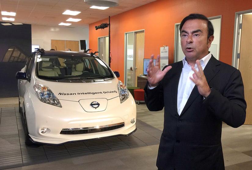 CEO Carlos Ghosn của Nissan giới thiệu chiếc Leaf thế hệ đầu tiên vào nmă 2010 - Ảnh: AP.