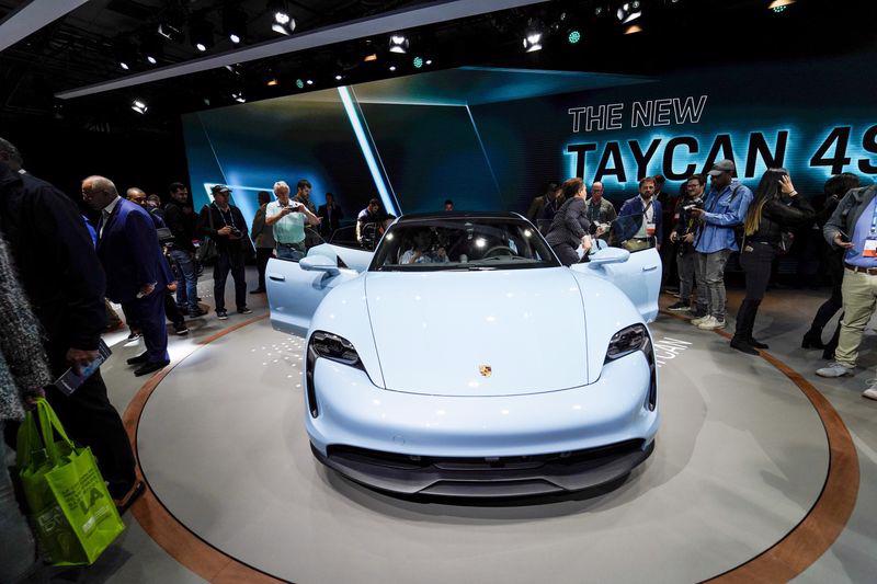 Chiếc xe điện Taycan được Porsche giới thiệu trong 2019 - Ảnh: Bloomberg.