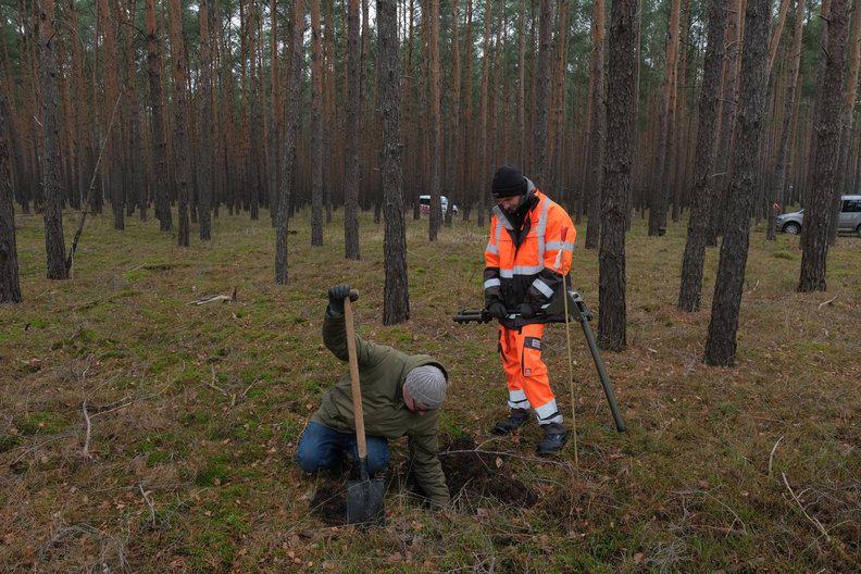 Những người công nhân đang dò mìn, chuẩn bị cho việc giải phóng mặt bằng, xây nhà máy Tesla ở Gruenheide, Đức - Ảnh: Bloomberg.