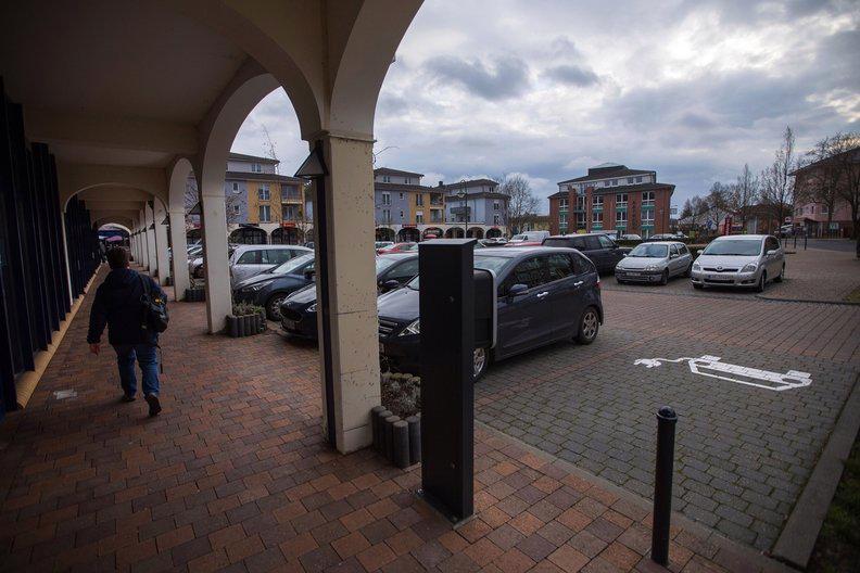 Một trạm xạc xe điện tại một khu chợ ở Gruenheide - Ảnh: Bloomberg.