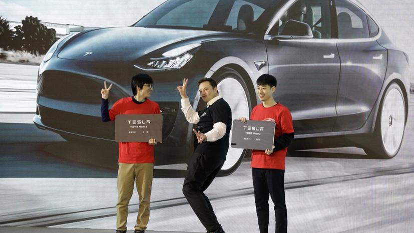 CEO Elon Musk (giữa) của Tesla nhảy múa trong lễ giao xe ở Thượng Hải, Trung Quốc đầu tháng1/2020 - Ảnh: Bloomberg.