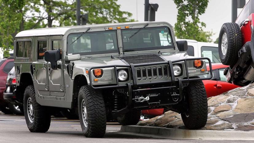 Một chiếc Hummer thời còn là xe động cơ đốt trong.
