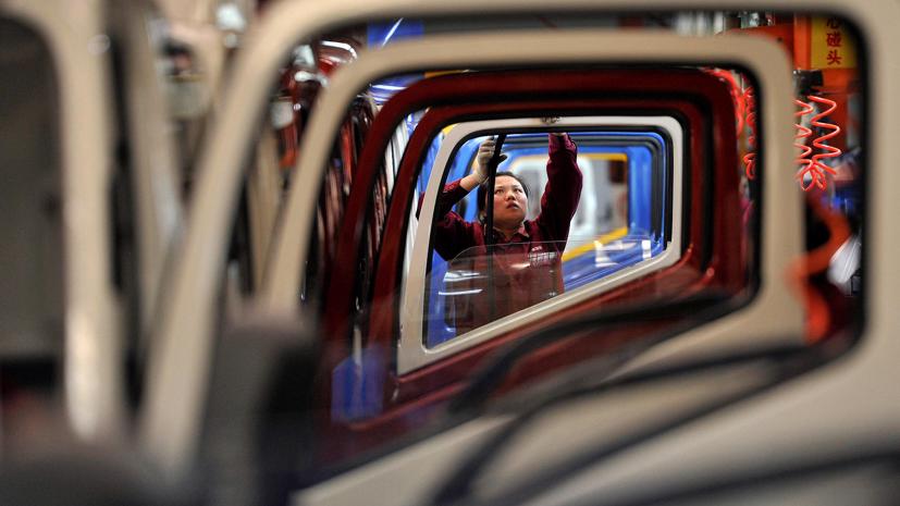 Người công nhân làm việc trong một nhà máy sản xuất ô tô ở tỉnh An Huy, Trung Quốc - Ảnh: Reuters/Nikkei.