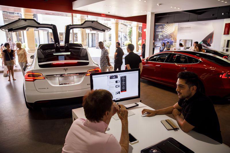 Bên trong một showroom của Tesla ở Newport Beach, California - Ảnh: Bloomberg.