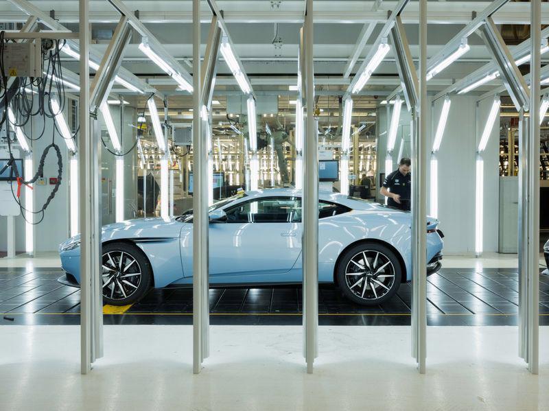 Chiếc DB11 trong một nhà máy của Aston Martin ở Anh - Ảnh: Bloomberg.