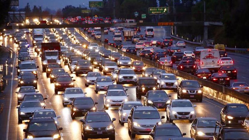 Xe cộ trên một tuyến đường cao tốc ở California, Mỹ.