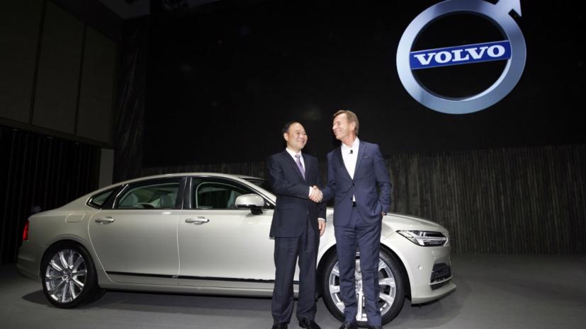 Ông Li Shufu (trái), Chủ tịch Geely Group, và ông Hakan Samuelsson (phải), Tổng giám đốc (CEO) Volvo Cars, bên chiếc xe Volvo S90 tại một sự kiện ở Thượng Hải, Trung Quốc, tháng 11/2016 - Ảnh: AP.