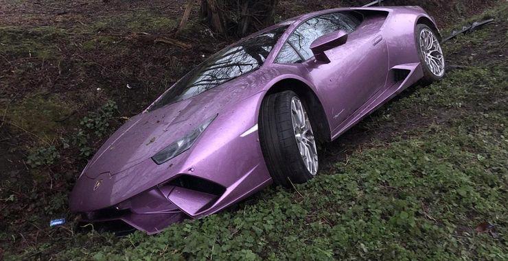 Ch&#249;m ảnh: Bị bỏ rơi, loạt xe Lamborghini đắt đỏ h&#243;a sắt vụn - Ảnh 1