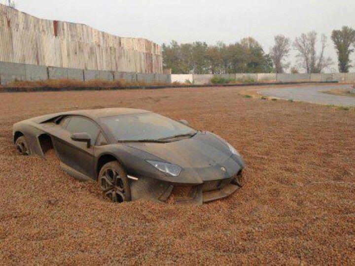 Ch&#249;m ảnh: Bị bỏ rơi, loạt xe Lamborghini đắt đỏ h&#243;a sắt vụn - Ảnh 15