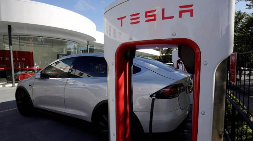 Một xe Tesla đang xạc điện tại trạm xạc công cộng - Ảnh: Reuters.