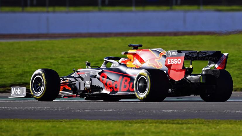 Chiếc xe mang màu sắc truyền thống của Red Bull.