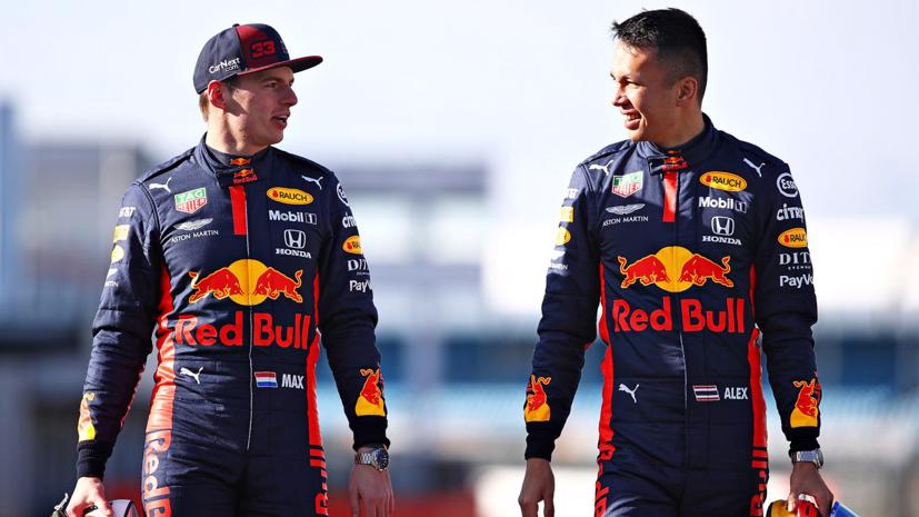 Hai tay đua Max Verstappen và Alex Albon của Red Bull cùng có mặt trong buổi ra mắt xe mới.