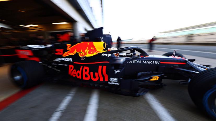 Chiếc RB16 rời garage.