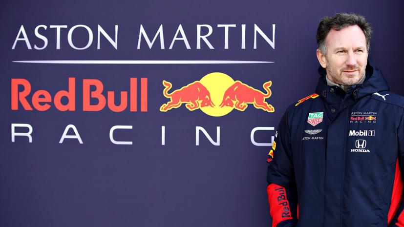 Đội trưởng Christian Horner của Red Bull dõi theo với vẻ mặt thú vị khi chiếc xe được Verstappen lái thử.