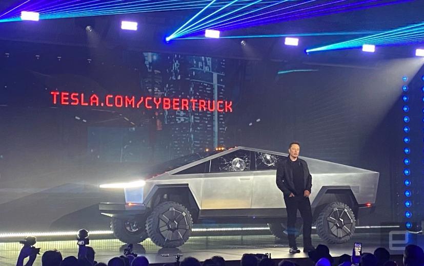 CEO Elon Musk của Tesla giới thiệu bán tải điện Cybertruck.