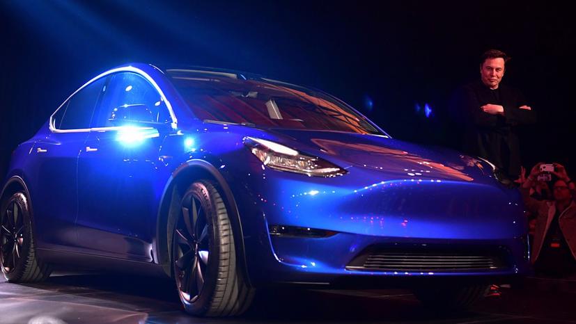 CEO Elon Musk của Tesla bên một mẫu xe của hãng - Ảnh: Getty/CNBC.