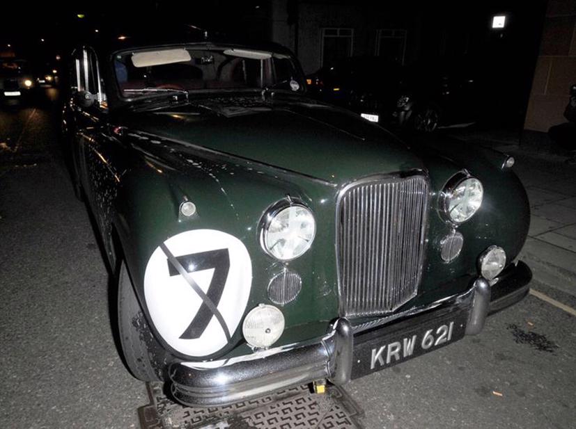 Khám phá bộ sưu tập ô tô đắt giá của “Mr. Bean” - Ảnh 4