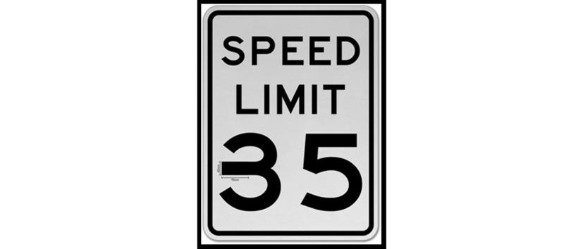 Biển báo hạn chế tốc độ có dán mẩu băng keo màu đen ở giữa số 3 mà McAfee dùng để đánh lừa hệ thống lái tự động xe Tesla.