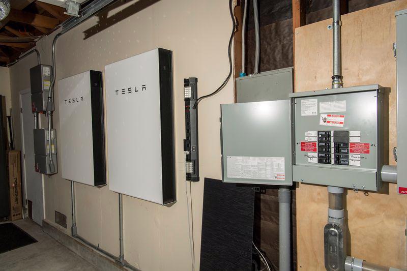 Pin trữ điện Powerwall của Tesla - Ảnh: Bloomberg.