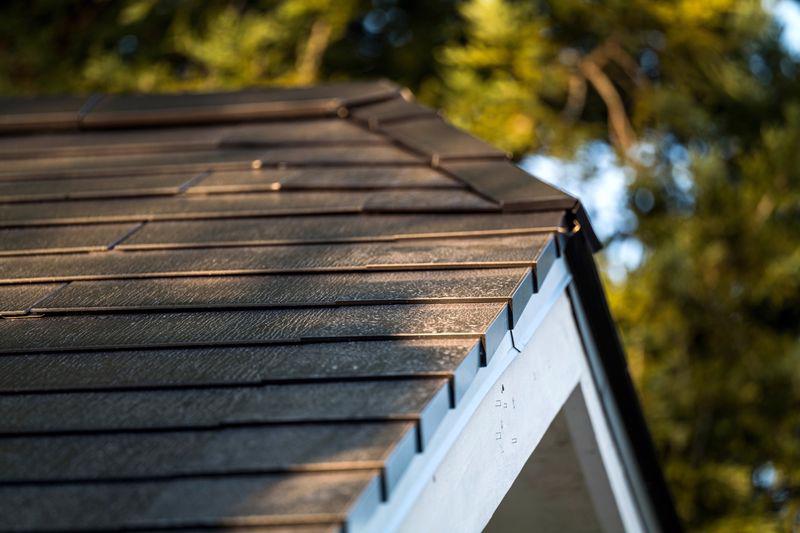 Solarglass Roof, tấm quang năng của Tesla - Ảnh: Bloomberg.