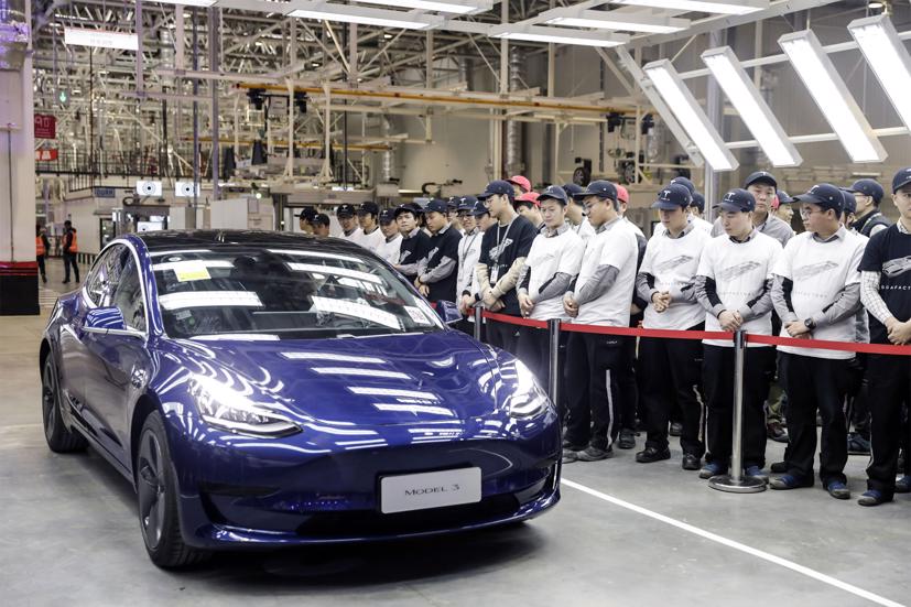 Một chiếc Model 3 sản xuất tại nhà máy Tesla ở Trung Quốc trong lễ giao xe cuối tháng 12/2019 - Ảnh: Bloomberg.