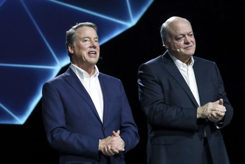 Chủ tịch Bill Ford (trái) và CEO Jim Hackett (phải) của hãng xe Ford - Ảnh: Bloomberg.