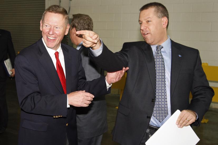 Cựu CEO Alan Mulally (trái) và ông Joe Hinrichs hồi năm 2008 - Ảnh: Getty/Bloomberg.