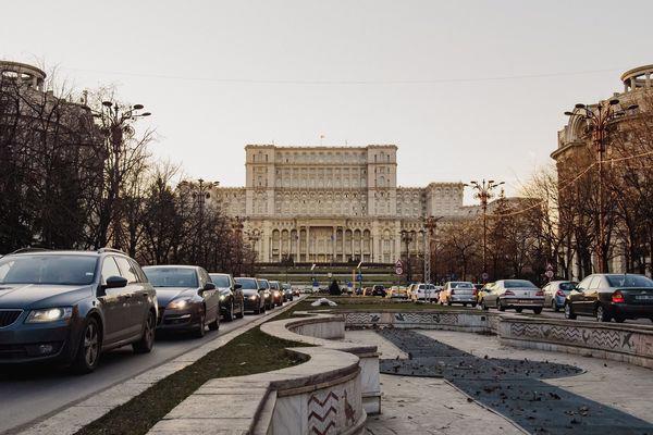 Dòng ô tô di chuyển chậm chạp qua tòa nhà Quốc hội trong giờ cao điểm buổi sáng ở Bucharest, Romania - Ảnh: Bloomberg.
