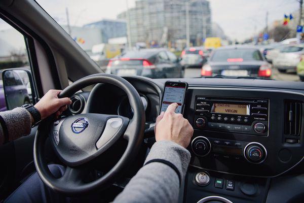 Một nhân viên giao hàng của hãng thương mại điện tử eMag lái xe trong tình trạng tắc đường ở Bucharest, Romania - Ảnh: Bloomberg.