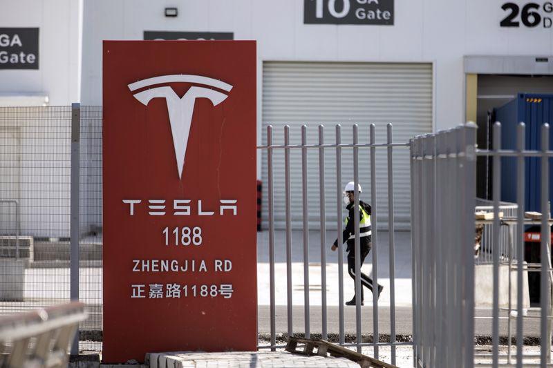 Bên ngoài nhà máy Tesla ở Thượng Hải, Trung Quốc - Ảnh: Bloomberg.