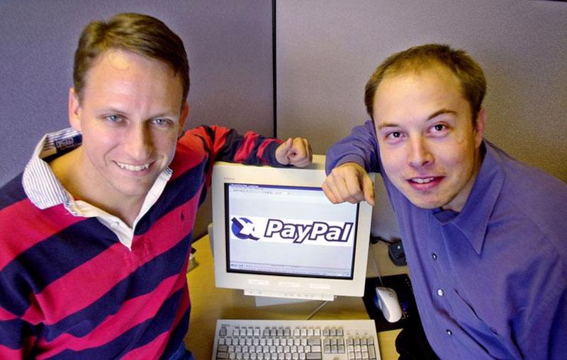 Elon Musk (phải) và Peter Thiel, hai nhà đồng sáng lập PayPal.