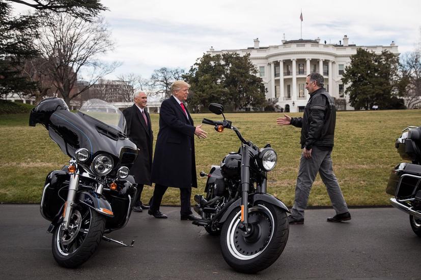 CEO Matt Levatich của Harley-Davidson (phải) gặp Tổng thống Donald Trump và Phó tổng thống Mike Pence ở Nhà Trắng vào đầu nmă 2017 - Ảnh: Reuters.
