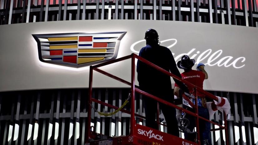 Những người công nhân chuẩn bị cho gian trưng bày của Cadillac tại Triển lãm Ô tô Quốc tế New York trước khi sự kiện này bị hoãn - Ảnh: Getty/CNBC.