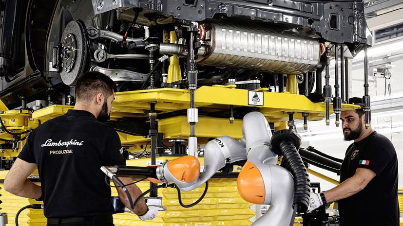 Công nhân trong nhà máy Lamborghini ở Italy.