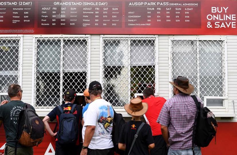 Khán giả hỏi thông tin tại một điểm bán vé F1 ở Melbourne sau khi có tin chặng đua Australia bị hủy ngày 13/3 - Ảnh: Bloomberg.