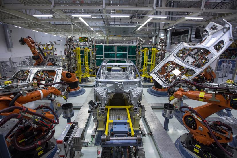 Sản xuất ô tô trong một nhà máy của Volkswagen.