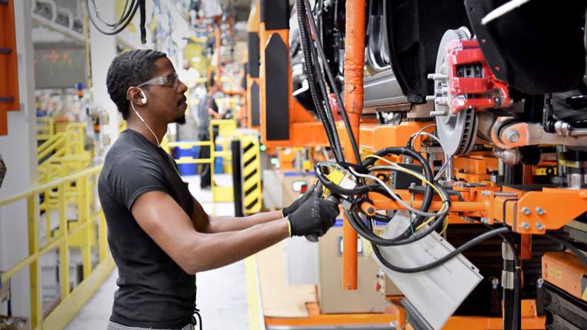 Một công nhân làm việc trong nhà máy sản xuất ô tô của hãng Ford ở Chicago, Mỹ - Ảnh: Ford/CNBC.