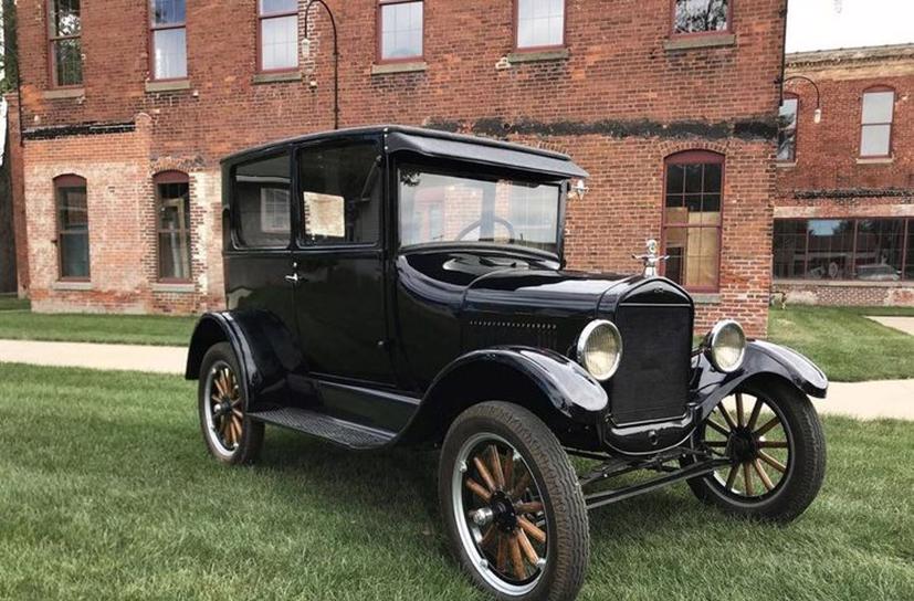 Bộ sưu tập ô tô độc đáo của Elon Musk - Ảnh 2