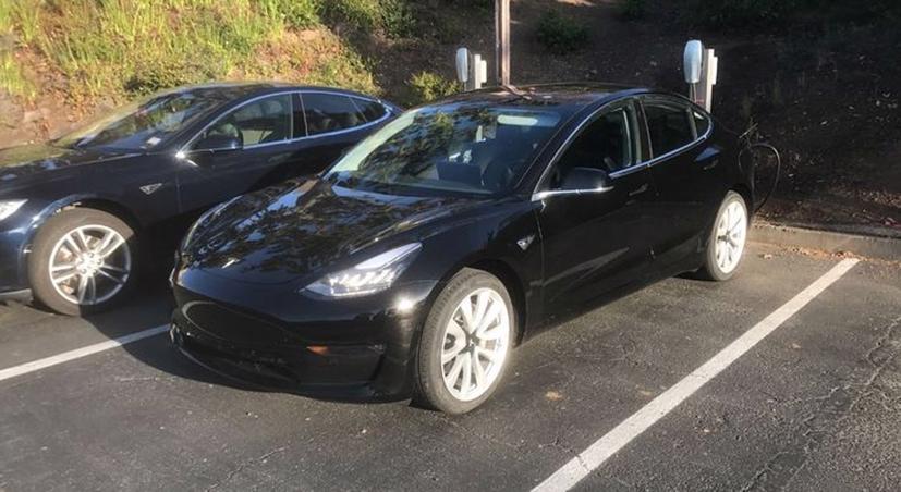 Bộ sưu tập ô tô độc đáo của Elon Musk - Ảnh 12