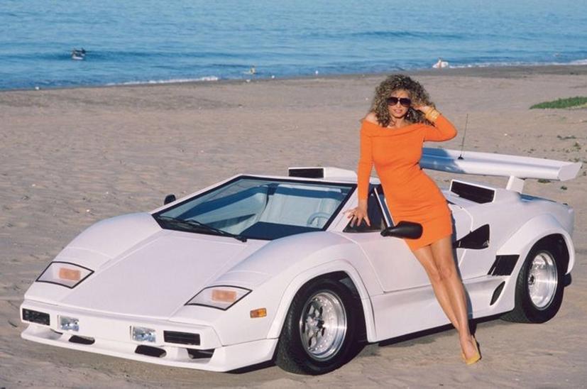 Ngắm bộ sưu tập &#244; t&#244; v&#224; bạn g&#225;i của “&#244;ng tr&#249;m” Playboy - Ảnh 11