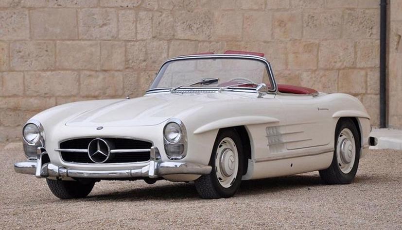 Ngắm bộ sưu tập &#244; t&#244; v&#224; bạn g&#225;i của “&#244;ng tr&#249;m” Playboy - Ảnh 9