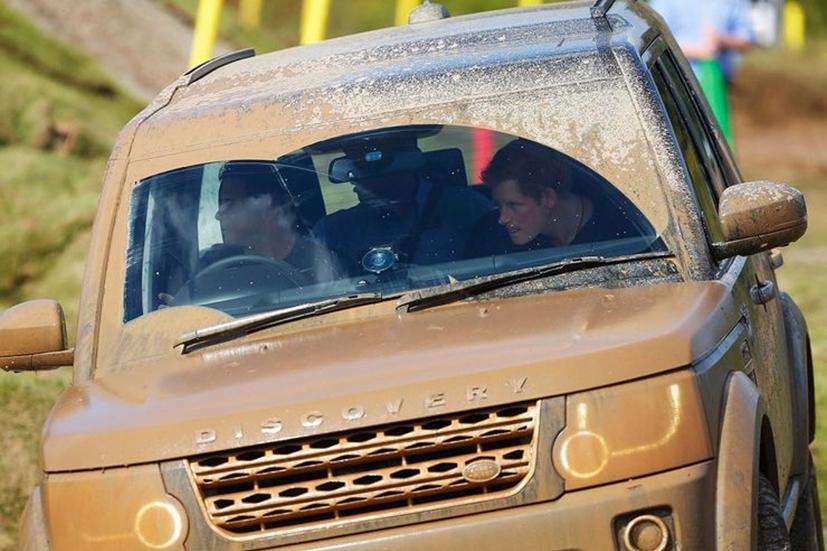 Các thành viên Hoàng gia Anh đi xe gì? - Ảnh 14