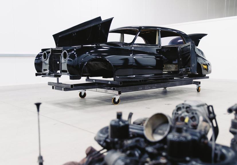 Trong nhà máy của Lunaz.