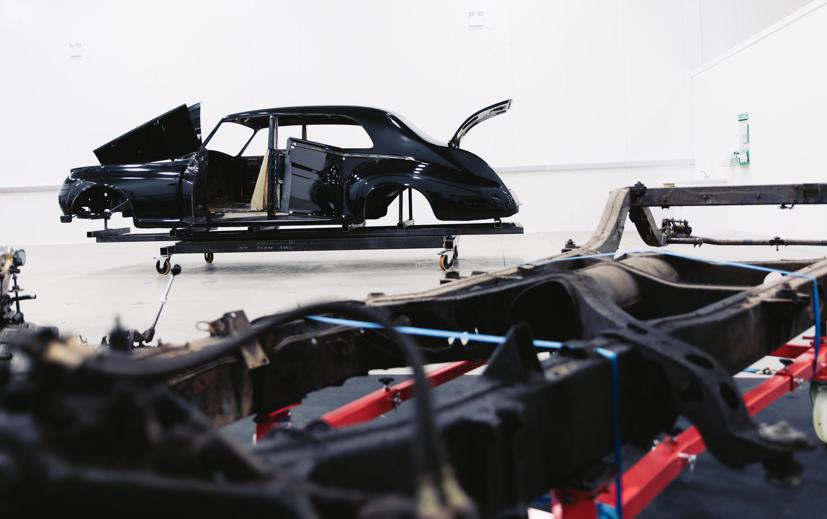 Trong nhà máy của Lunaz.